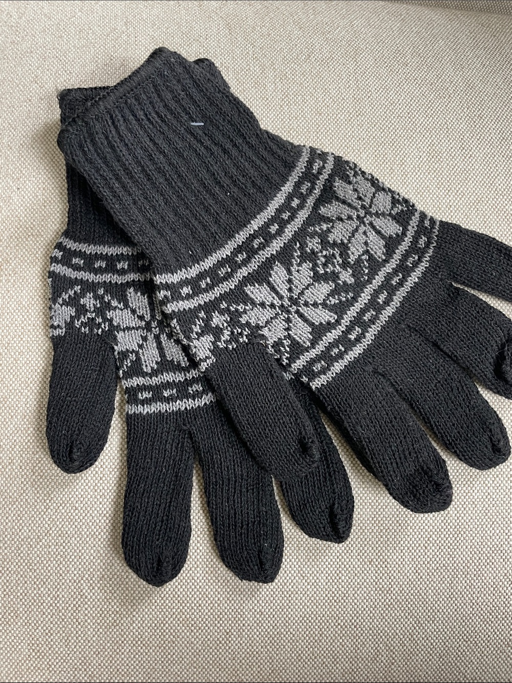 Men's Black Knit Winter Gloves with Gray Snowflake Pattern